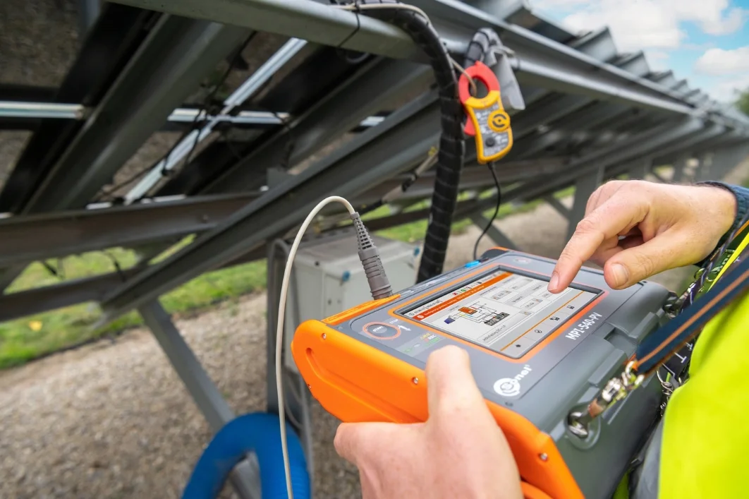 Miernik Sonel MPI-540-PV podczas wykonywania pomiarów